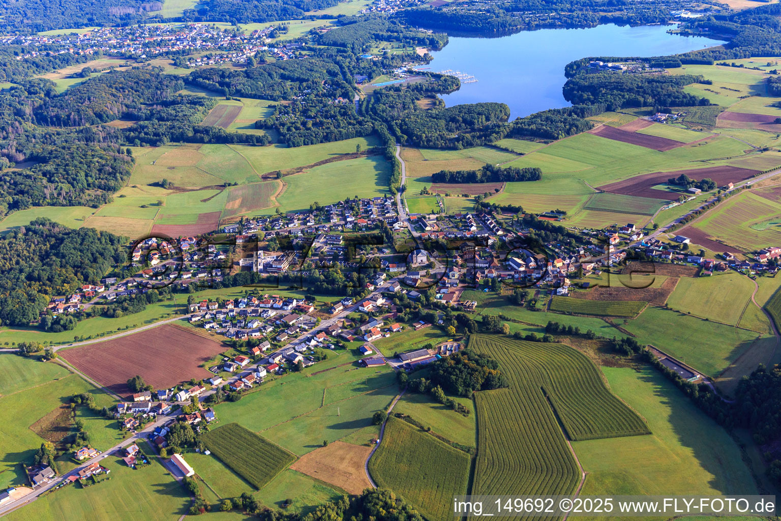 Ortsansicht von Südwesten vor dem Biotop Bostalsee im Ortsteil Neunkirchen in Nohfelden im Bundesland Saarland, Deutschland