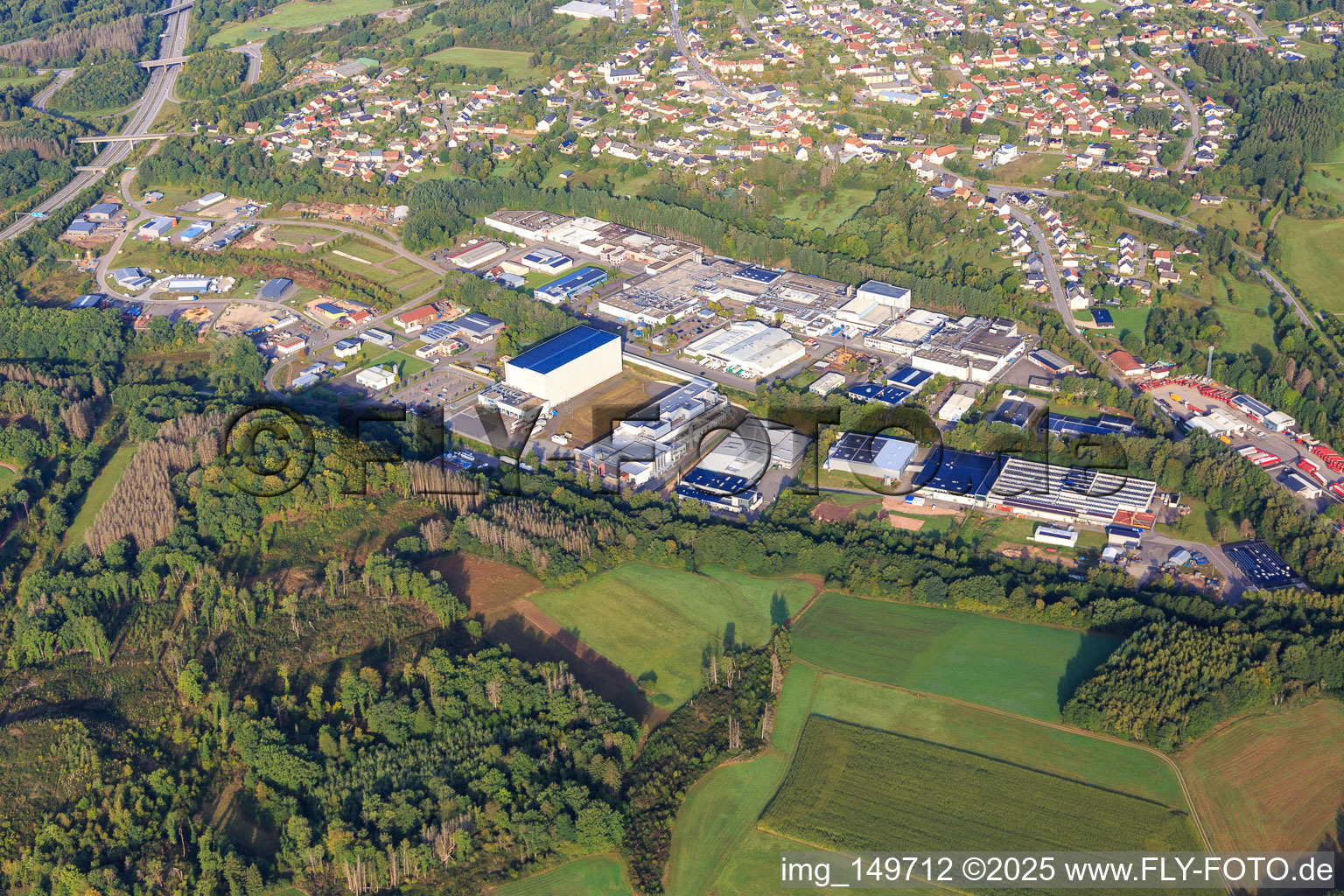 Industriegebiet Am Söterberg mit Original Wagner Pizza GmbH Distributionszentrum, Schuster-Engineering GmbH im Ortsteil Otzenhausen in Nonnweiler im Bundesland Saarland, Deutschland