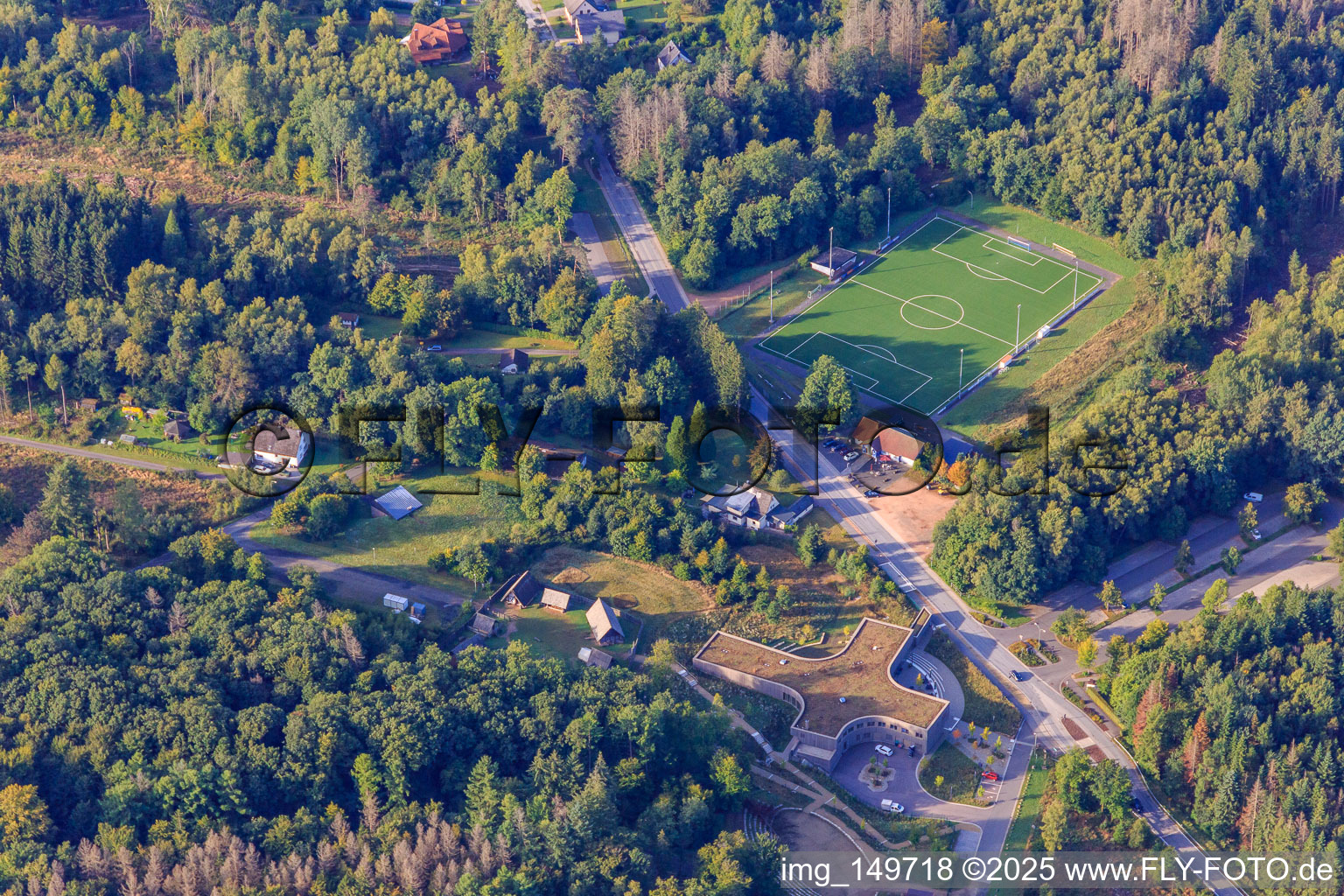 Nationalpark-Tor und -Besucherzentrum KELTENPARK und Hochwaldkelten - Keltendorf sowie Sportplatz der Celtic Bulls und des VfR Otzenhausen in Nonnweiler im Bundesland Saarland, Deutschland