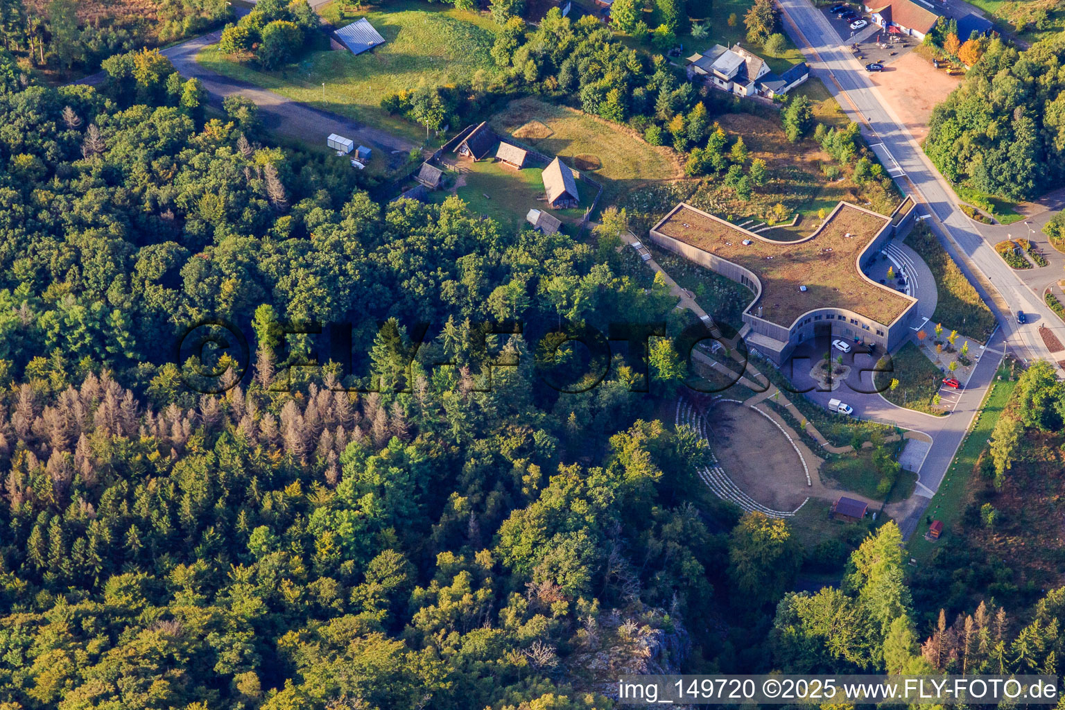 Nationalpark-Tor und -Besucherzentrum KELTENPARK und Hochwaldkelten - Keltendorf im Ortsteil Otzenhausen in Nonnweiler im Bundesland Saarland, Deutschland