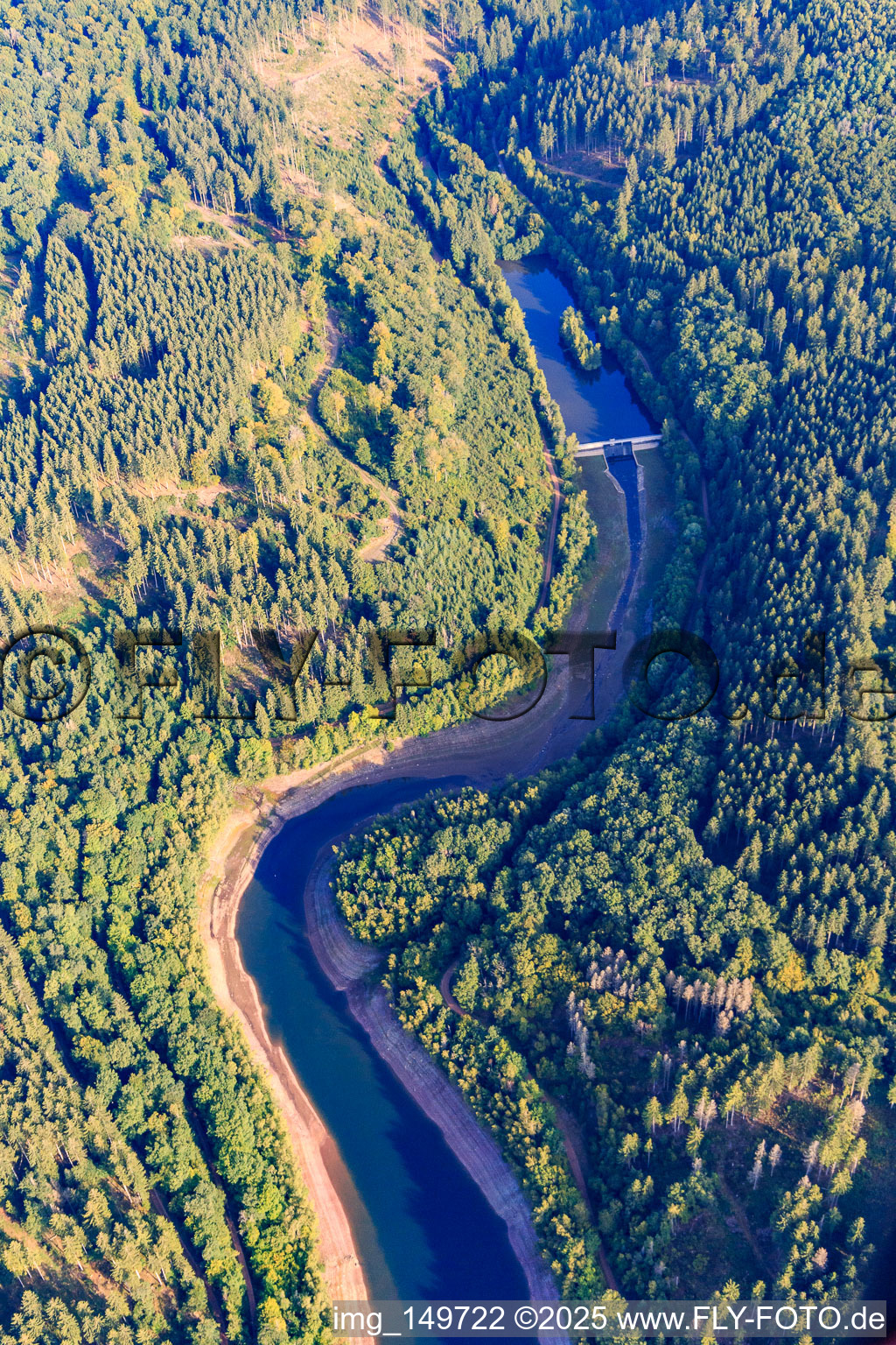 Verlauf der Prims als Zufluss zur Talsperre Nonnweiler in Züsch im Bundesland Rheinland-Pfalz, Deutschland