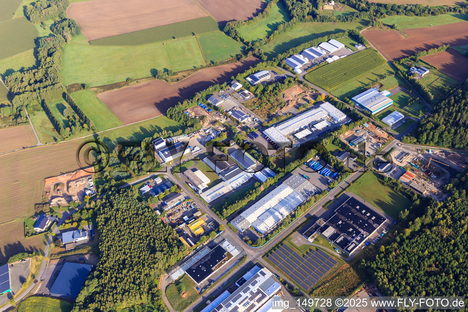 Industrie- und Gewerbepark Grafenwald mit Rüggeberg GmbH & Co. KG, August, Eu-Rec GmbH und PaX Fenster Hermeskeil GmbH im Bundesland Rheinland-Pfalz, Deutschland