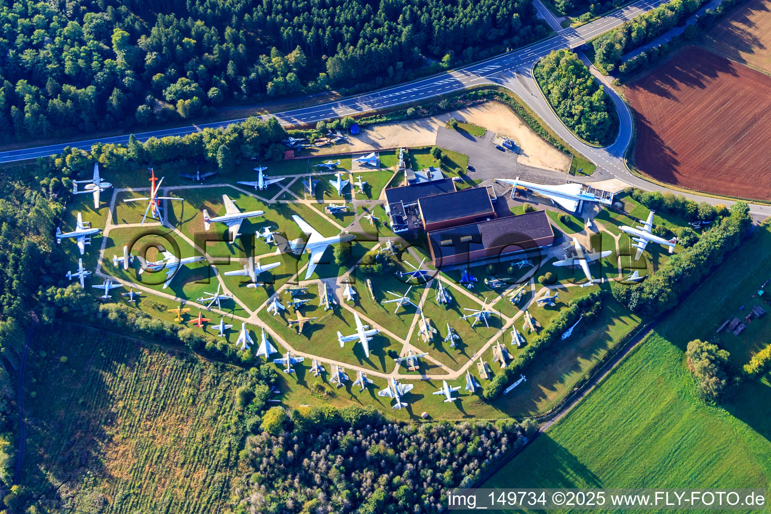 Schrägluftbild von Flugzeugmuseum Flugausstellung P. Junior im Ortsteil Abtei in Hermeskeil im Bundesland Rheinland-Pfalz, Deutschland