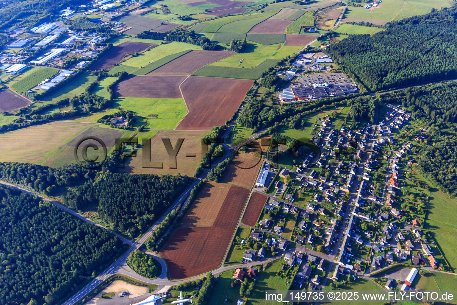Ortsansicht von Nordosten mit Kaufland Hermeskeil und Globus Baumarkt im Gewerbepark Römerstr im Ortsteil Abtei im Bundesland Rheinland-Pfalz, Deutschland