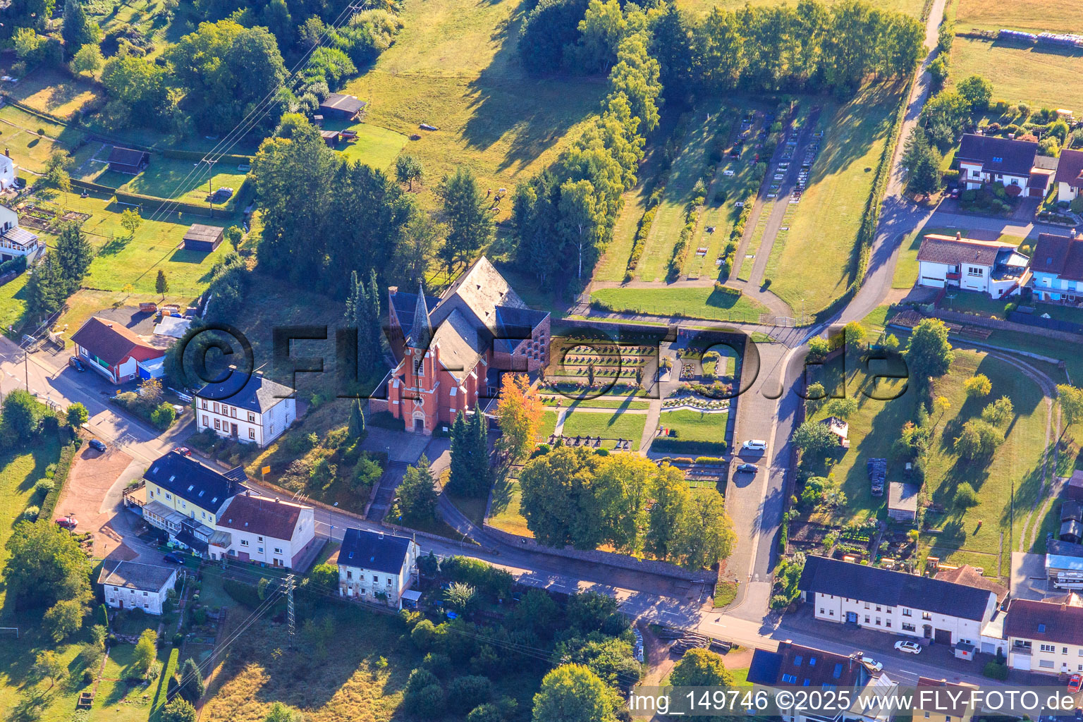 Kath. Kirche "Herz-Jesu" Kostenbach im Ortsteil Oberlöstern in Wadern im Bundesland Saarland, Deutschland