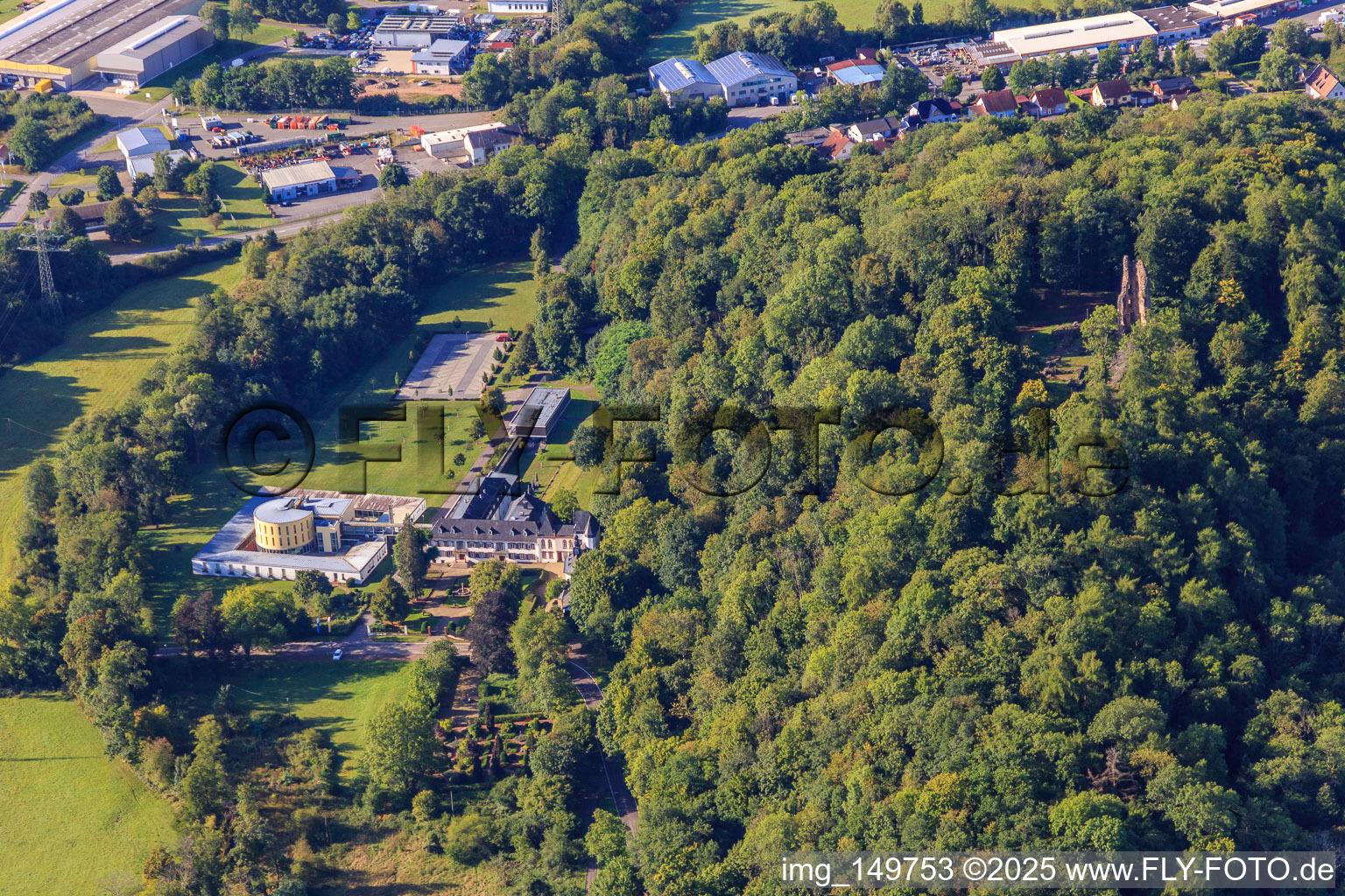 Schloss Dagstuhl mit Leibniz-Zentrum für Informatik,. Schloßgarten und Schlosskapelle unterhalb der Ruinen und Fundamente der Burg Dagstuhl im Wald in Wadern im Bundesland Saarland, Deutschland