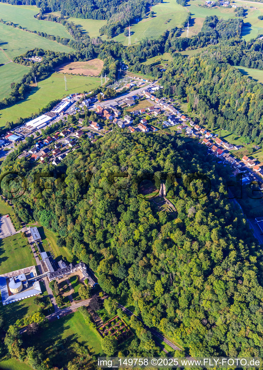 Luftbild von Ruinen und Fundamente der Burg Dagstuhl im Wald in Wadern im Bundesland Saarland, Deutschland