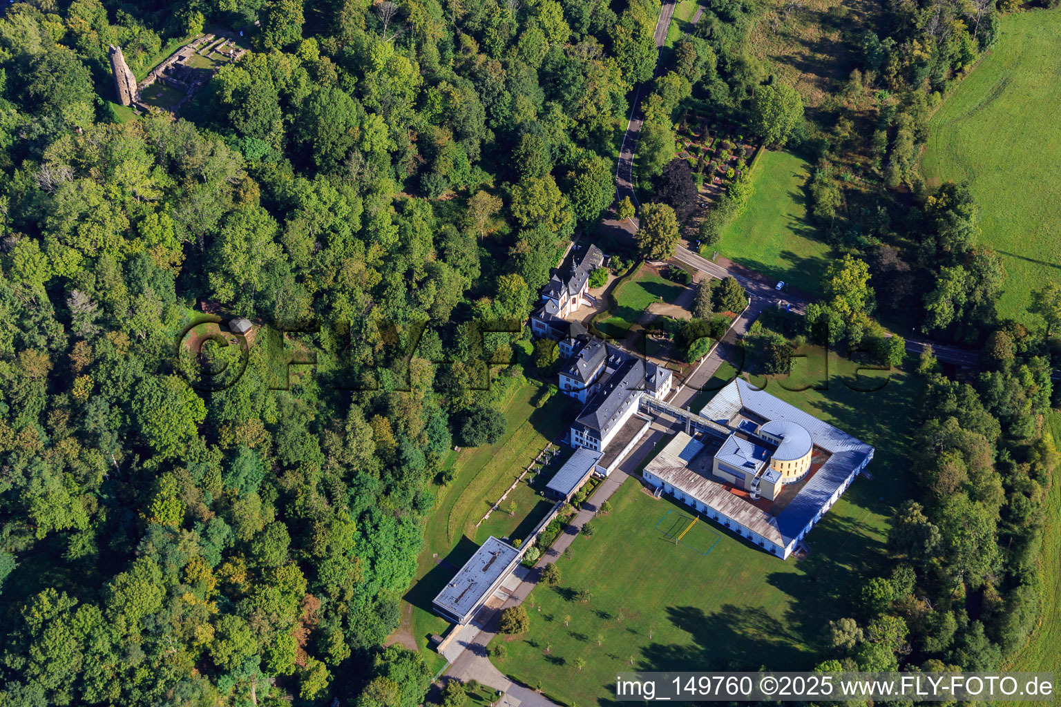 Luftaufnahme von Schloss Dagstuhl mit Leibniz-Zentrum für Informatik,. Schloßgarten und Schlosskapelle in Wadern im Bundesland Saarland, Deutschland
