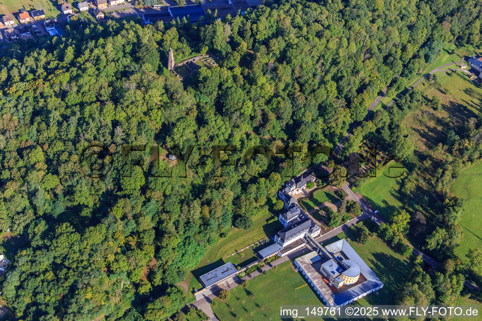 Luftbild von Schloss Dagstuhl mit Leibniz-Zentrum für Informatik,. Schloßgarten und Schlosskapelle unterhalb der Ruinen und Fundamente der Burg Dagstuhl im Wald in Wadern im Bundesland Saarland, Deutschland