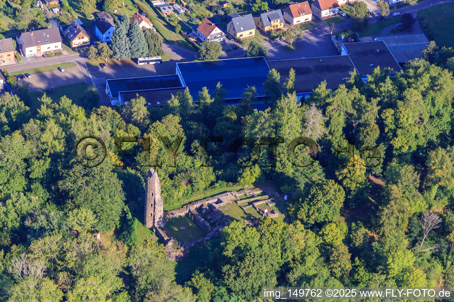 Schrägluftbild von Ruinen und Fundamente der Burg Dagstuhl im Wald in Wadern im Bundesland Saarland, Deutschland