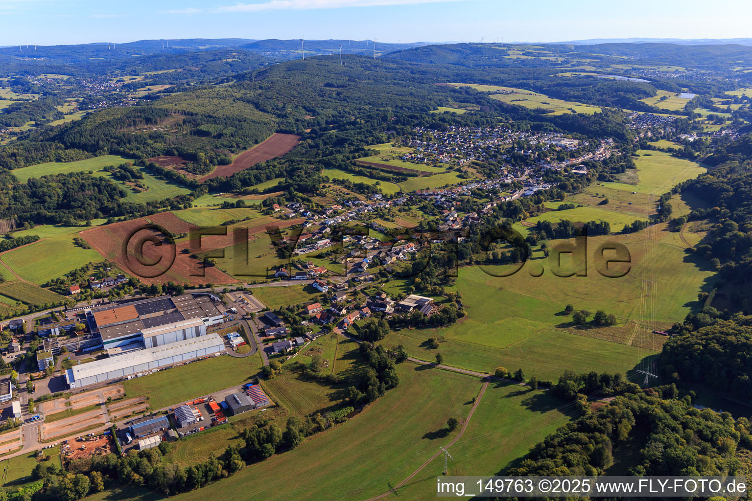 Ortsansicht von Südwesten mit thyssenkrupp Automotive Body Solutions im Ortsteil Lockweiler in Wadern im Bundesland Saarland, Deutschland