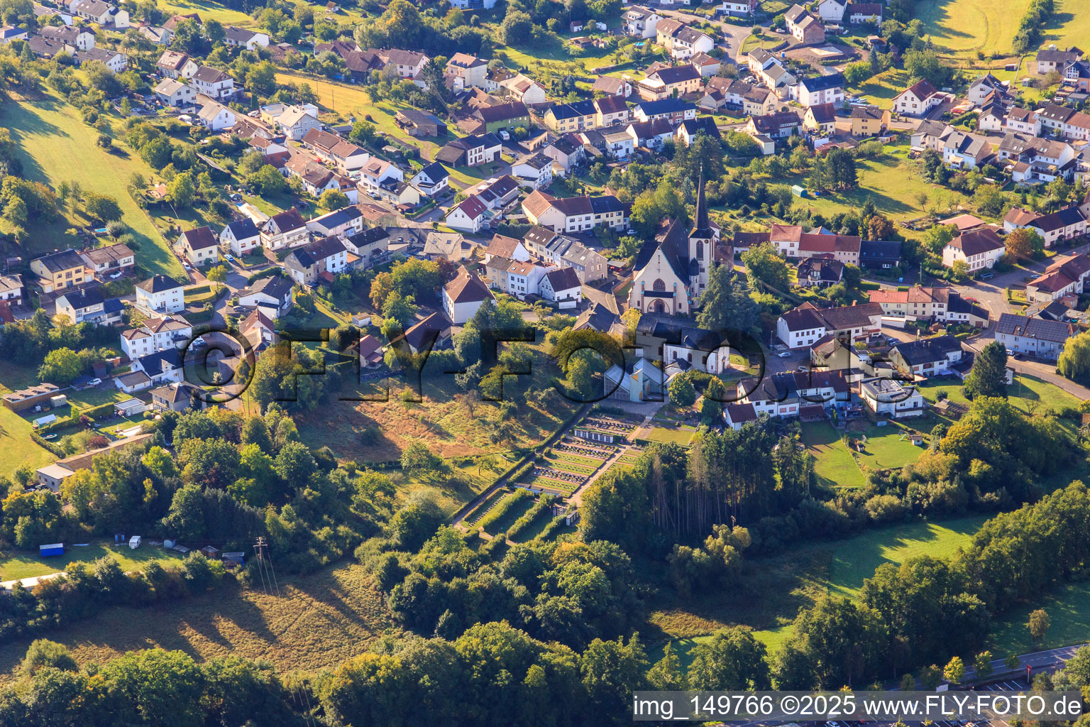 Kirche St. Willibrord am Friedhof im Ortsteil Limbach in Schmelz im Bundesland Saarland, Deutschland