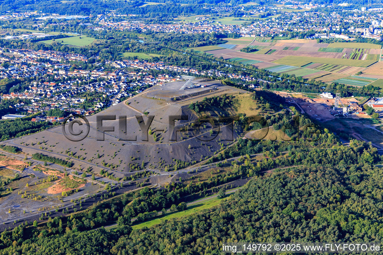 Saarpolygon "Tor in die Zukunft" auf der Bergenhalde in Ensdorf im Bundesland Saarland, Deutschland