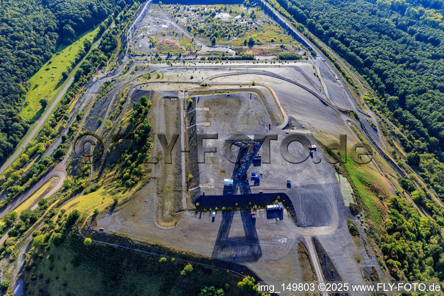 Schrägluftbild von Saarpolygon "Tor in die Zukunft" auf der Bergenhalde in Ensdorf im Bundesland Saarland, Deutschland