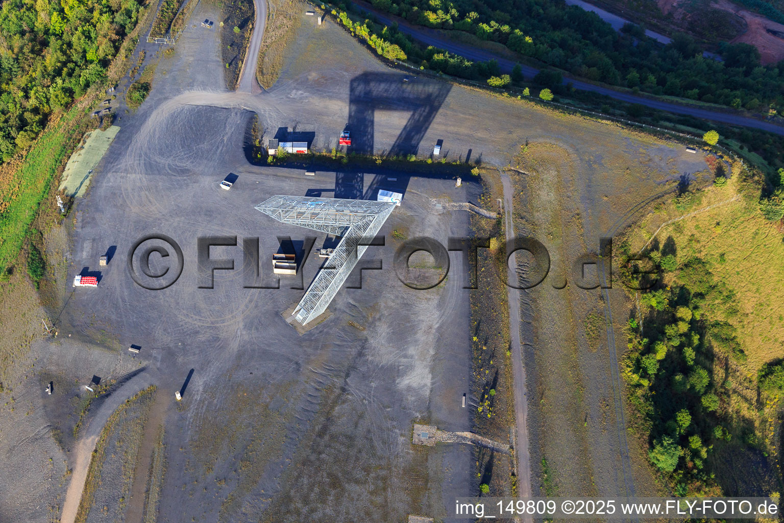 Saarpolygon "Tor in die Zukunft" auf der Bergenhalde in Ensdorf im Bundesland Saarland, Deutschland vom Flugzeug aus