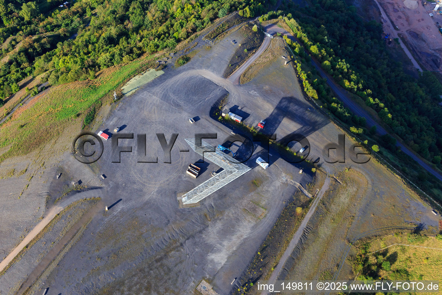 Saarpolygon "Tor in die Zukunft" auf der Bergenhalde in Ensdorf im Bundesland Saarland, Deutschland aus der Vogelperspektive
