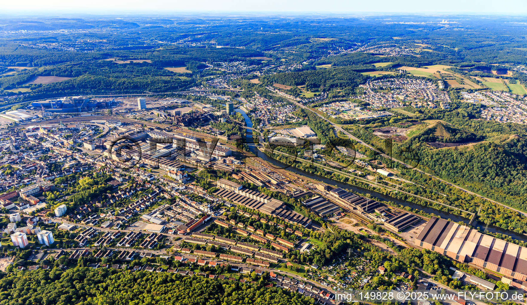 Panorama der Stahlbetriebe an der Saar: Saar-Bandstahl GmbH, Saarschmiede GmbH Freiformschmiede, Saarstahl AG und UNESCO-Weltkulturerbe Völklinger Hütte in Völklingen im Bundesland Saarland, Deutschland
