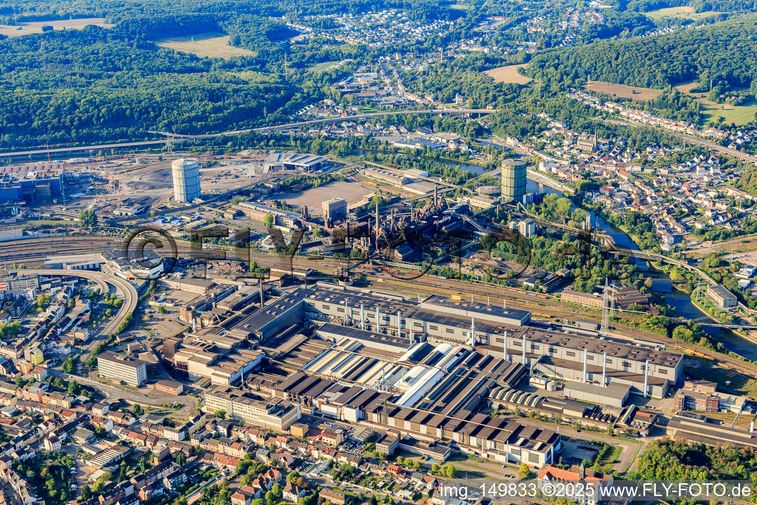 UNESCO-Weltkulturerbe Völklinger Hütte hinter der Saarschmiede GmbH in Völklingen im Bundesland Saarland, Deutschland