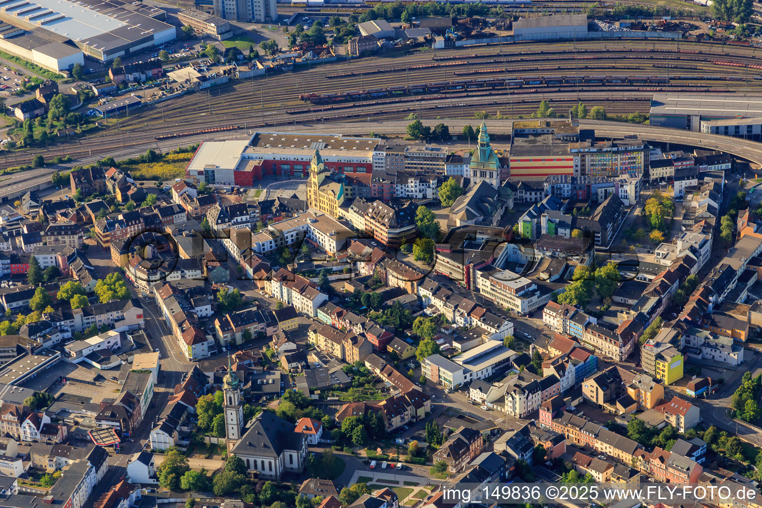 Ortsmitte mit MODEPARK RÖTHER Völklingen, Altes Rathaus und Pfarrkirche St. Eligius im Bundesland Saarland, Deutschland