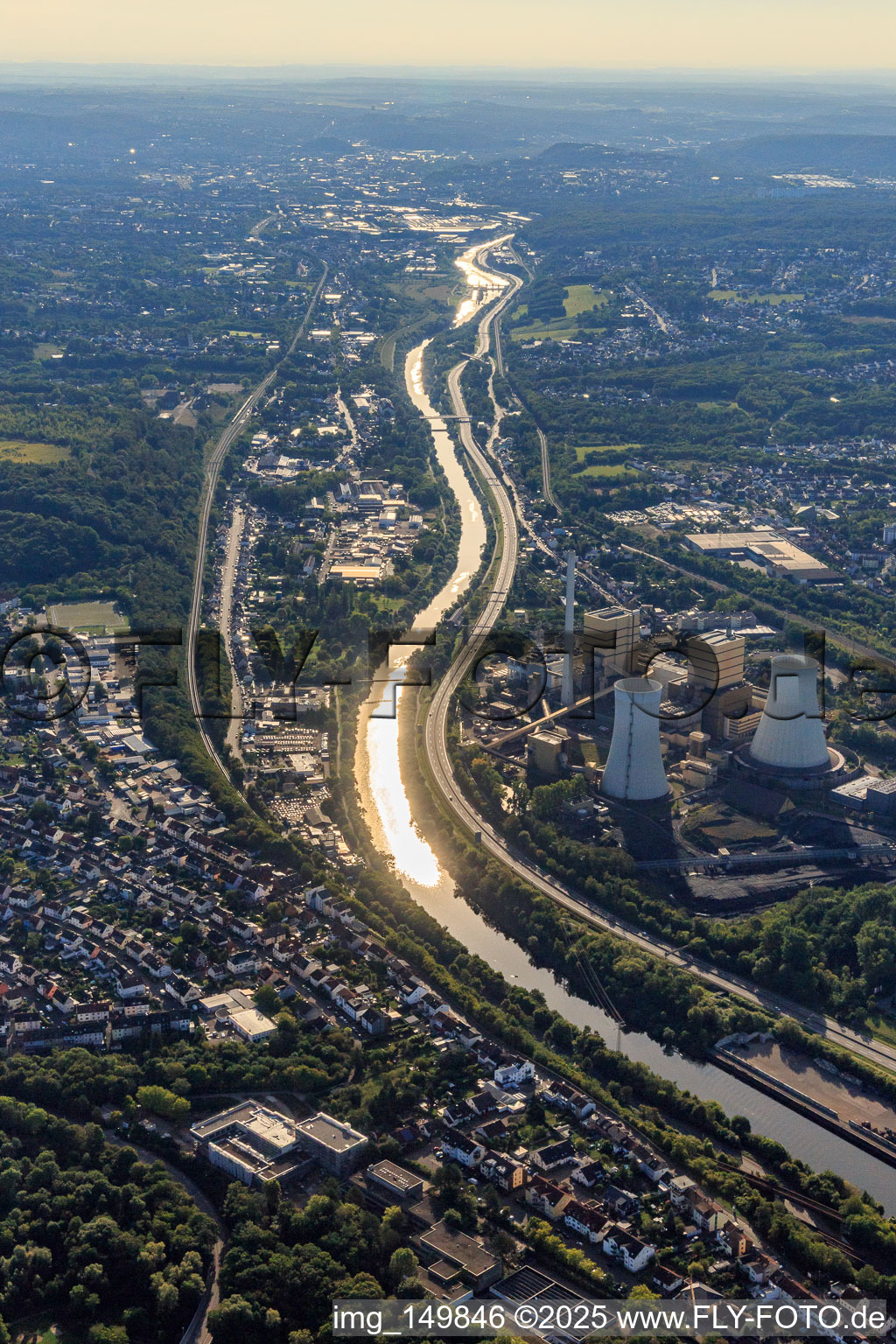 Luftaufnahme von Verlauf der Saar an den Kühltürmen des STEAG Kraftwerk Fenne im Ortsteil Fürstenhausen in Völklingen im Bundesland Saarland, Deutschland