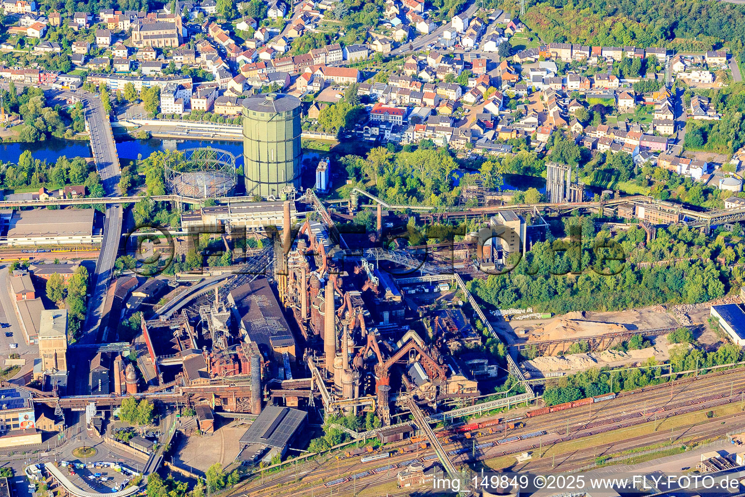 Schrägluftbild von UNESCO-Weltkulturerbe Völklinger Hütte in Völklingen im Bundesland Saarland, Deutschland