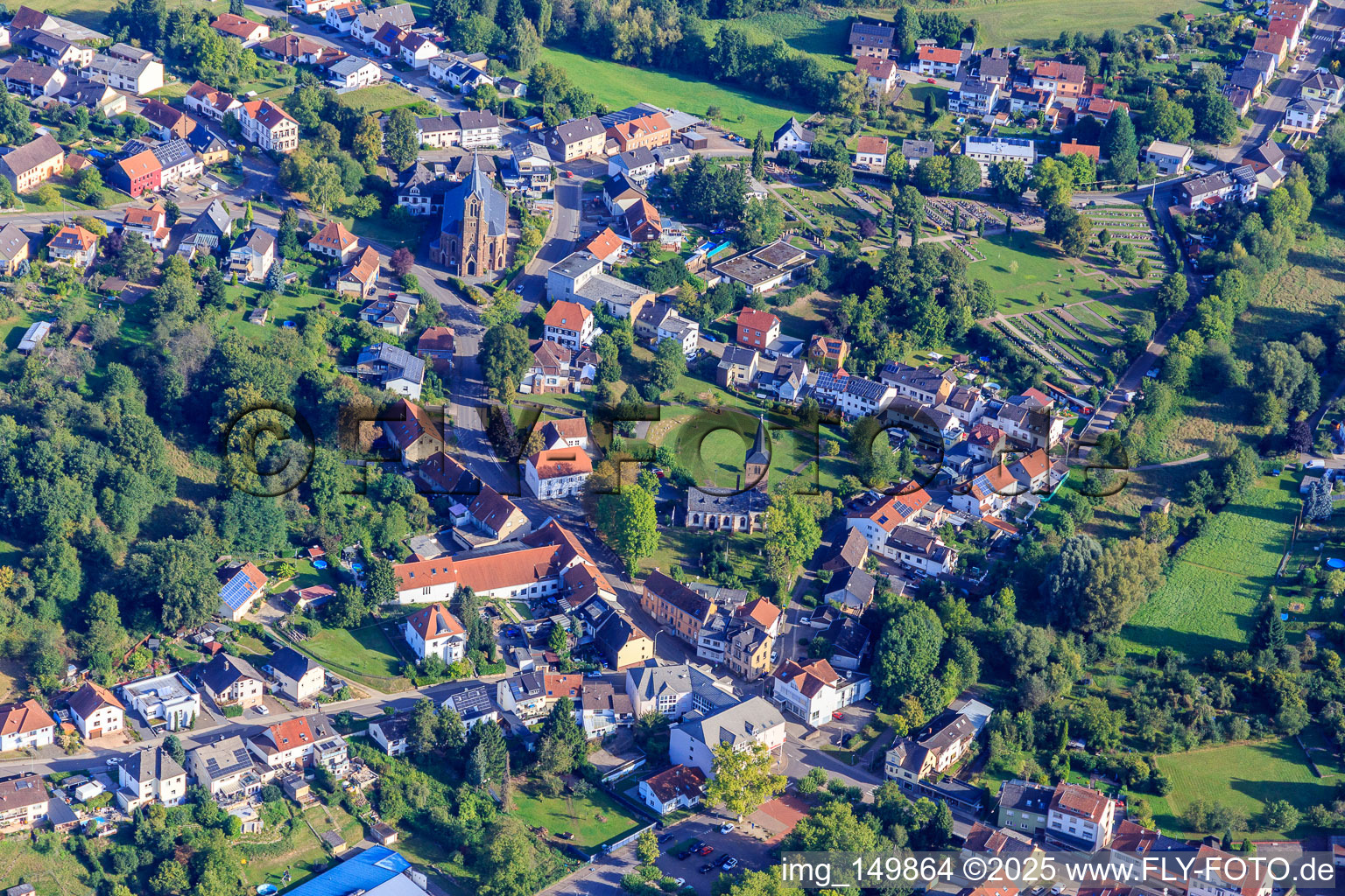 Herz-Jesu-Kirche und Evangelische Martinskirche im Ortsteil Kölln in Püttlingen im Bundesland Saarland, Deutschland