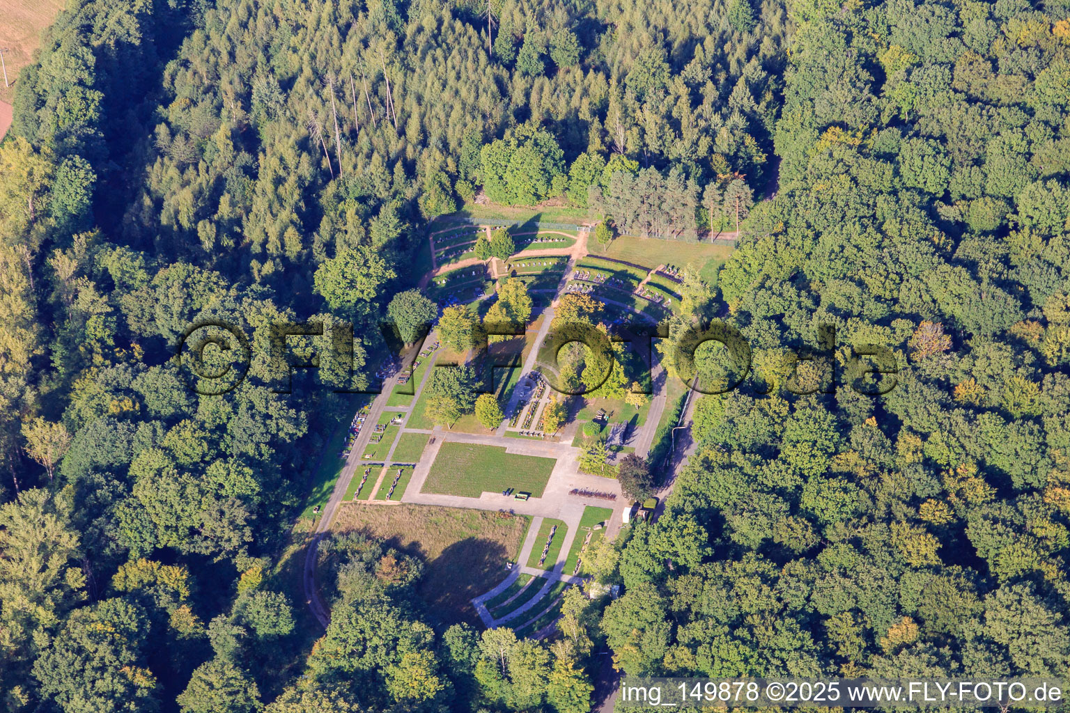 Luftbild von Friedhof Eiweiler im Wald in Heusweiler im Bundesland Saarland, Deutschland