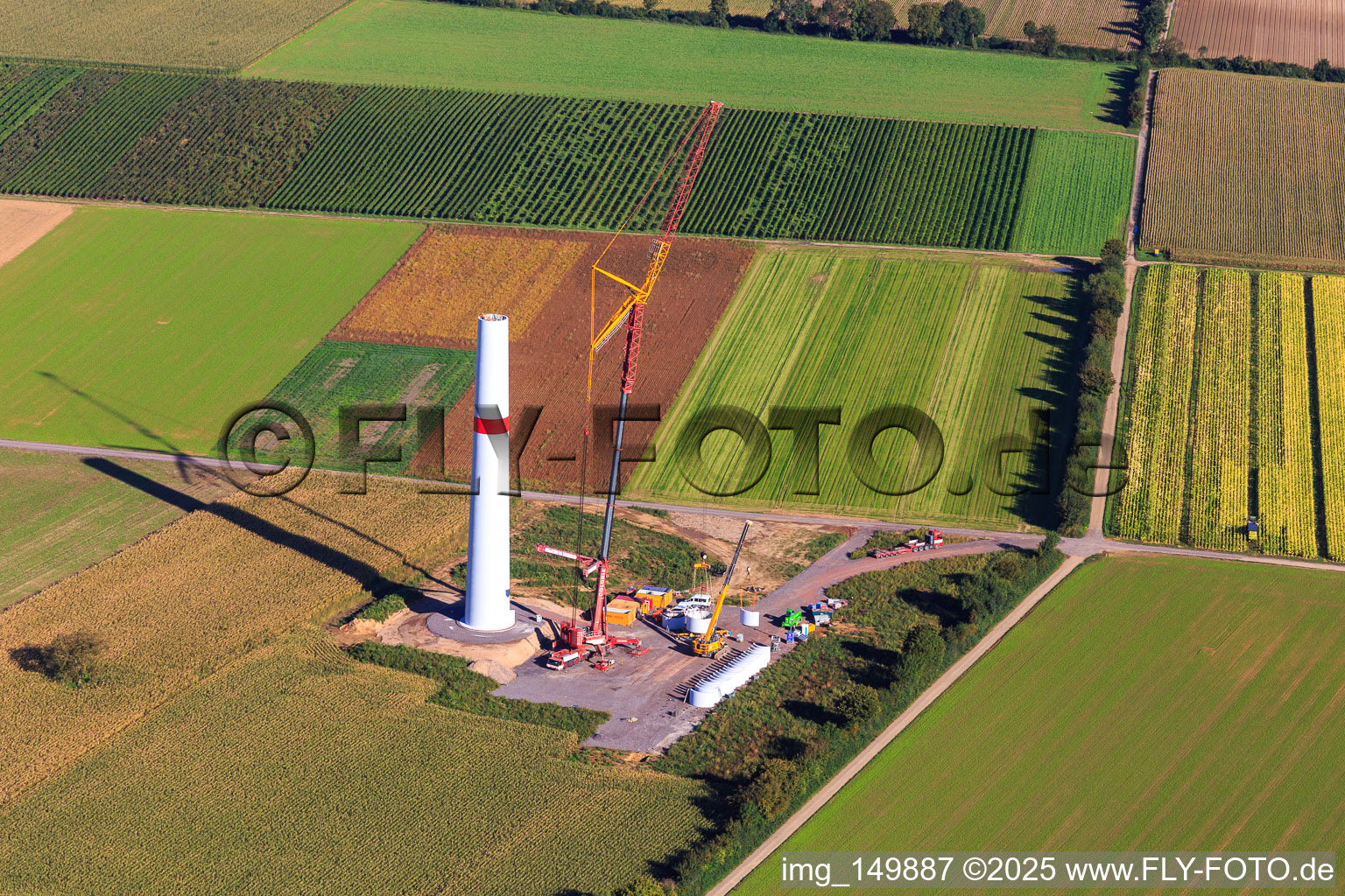 Repowering Windpark Minfeld. JUWI ersetzt vier Altanlagen (GE 1.5) aus 2004 durch zwei neue, modernen Anlagen vom Typ Vestas V162 mit je sechs Megawatt im Bundesland Rheinland-Pfalz, Deutschland vom Flugzeug aus