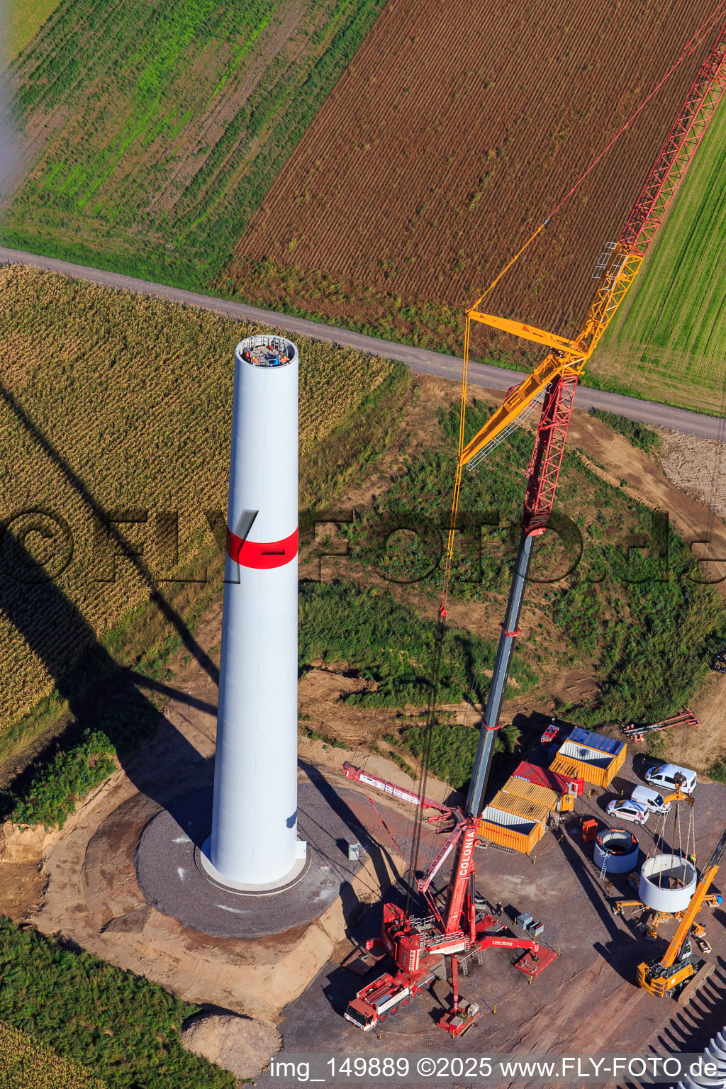 Repowering Windpark Minfeld. JUWI ersetzt vier Altanlagen (GE 1.5) aus 2004 durch zwei neue, modernen Anlagen vom Typ Vestas V162 mit je sechs Megawatt im Bundesland Rheinland-Pfalz, Deutschland aus der Vogelperspektive