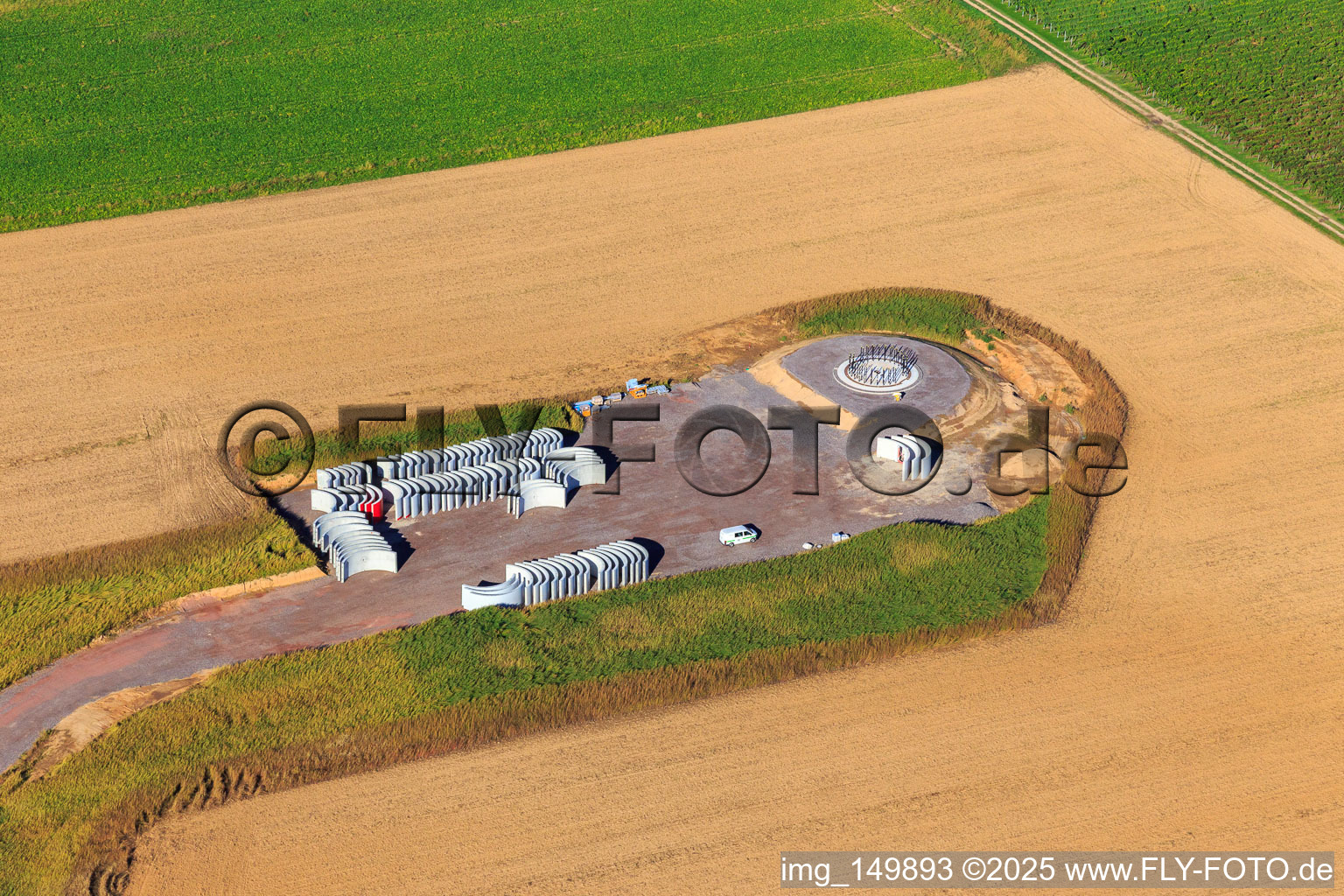 Drohnenaufname von Repowering Windpark Minfeld. JUWI ersetzt vier Altanlagen (GE 1.5) aus 2004 durch zwei neue, modernen Anlagen vom Typ Vestas V162 mit je sechs Megawatt im Bundesland Rheinland-Pfalz, Deutschland