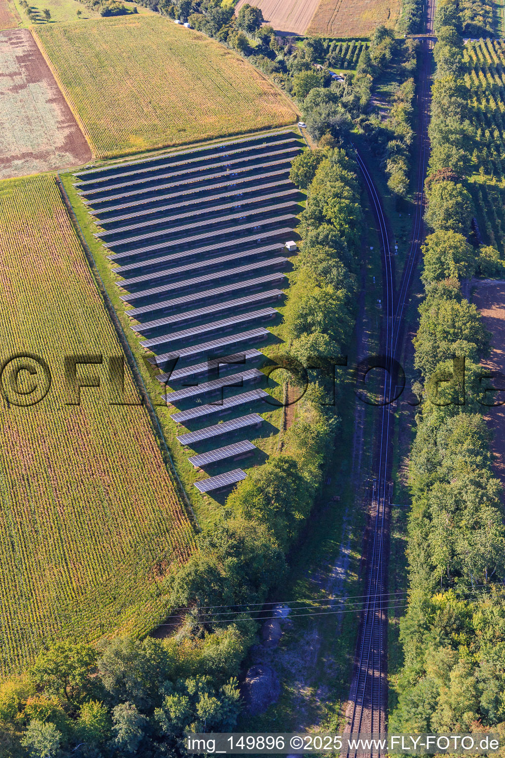 Luftbild von Photovoltaik-Anlage auf Ackerfläche in Winden im Bundesland Rheinland-Pfalz, Deutschland