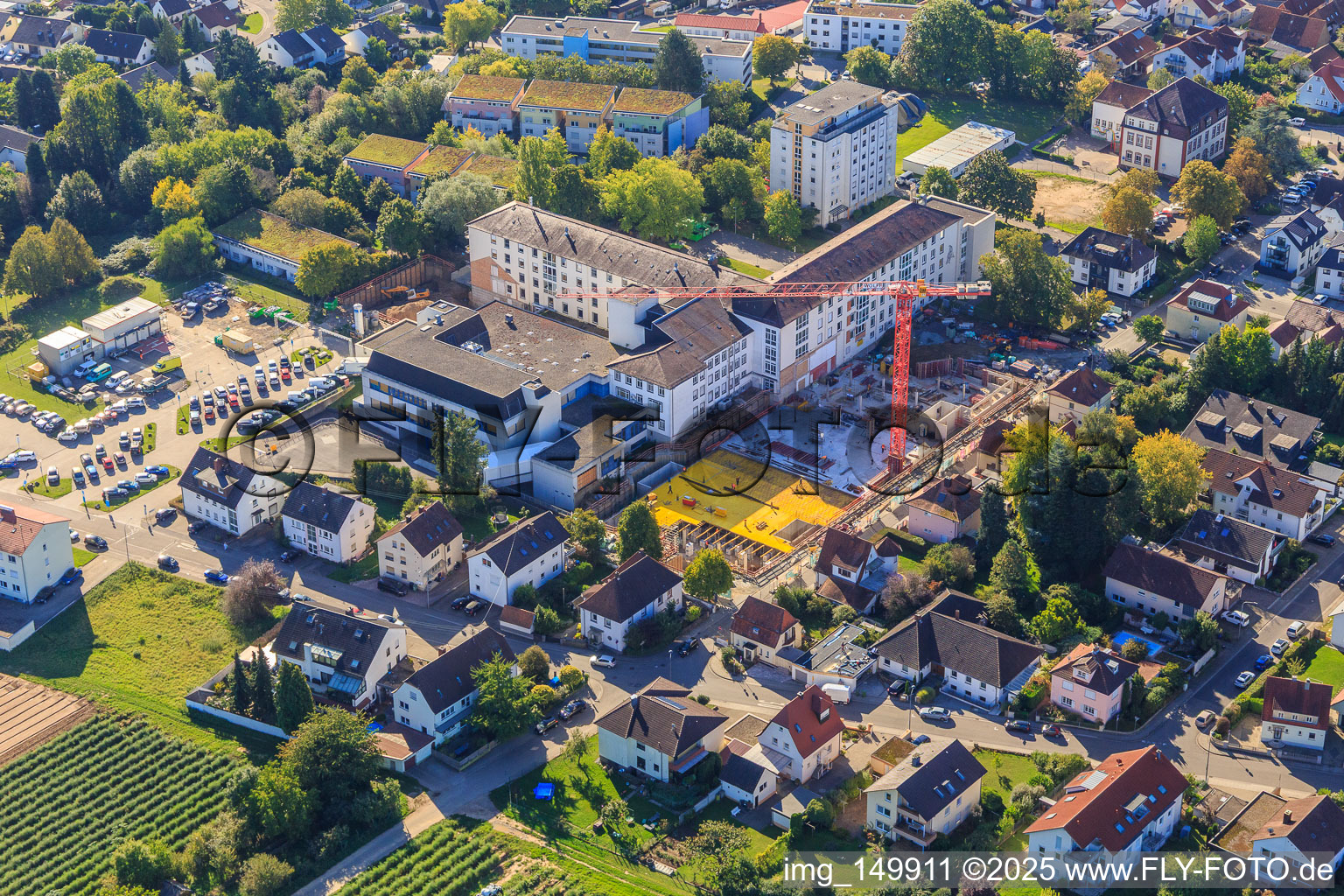 Baustelle zur Erweiterung der Asklepios Südpfalzklinik Kandel im Bundesland Rheinland-Pfalz, Deutschland aus der Vogelperspektive