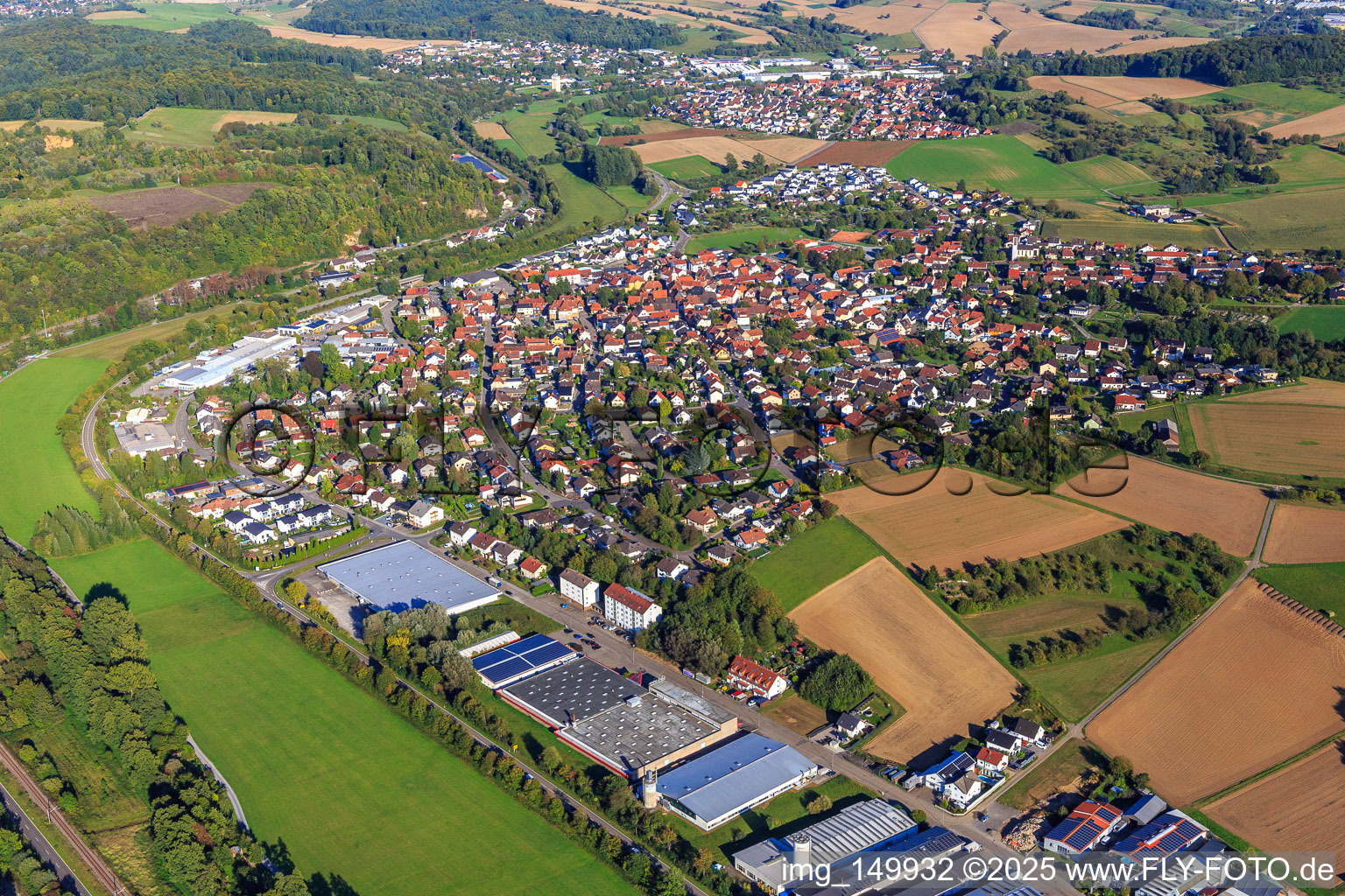 Ortsansicht am Schwarzbach aus SE und Industriegebiet mit Geiß-Möbel, Rocholl GmbH und Helthosi GmbH in Eschelbronn im Bundesland Baden-Württemberg, Deutschland
