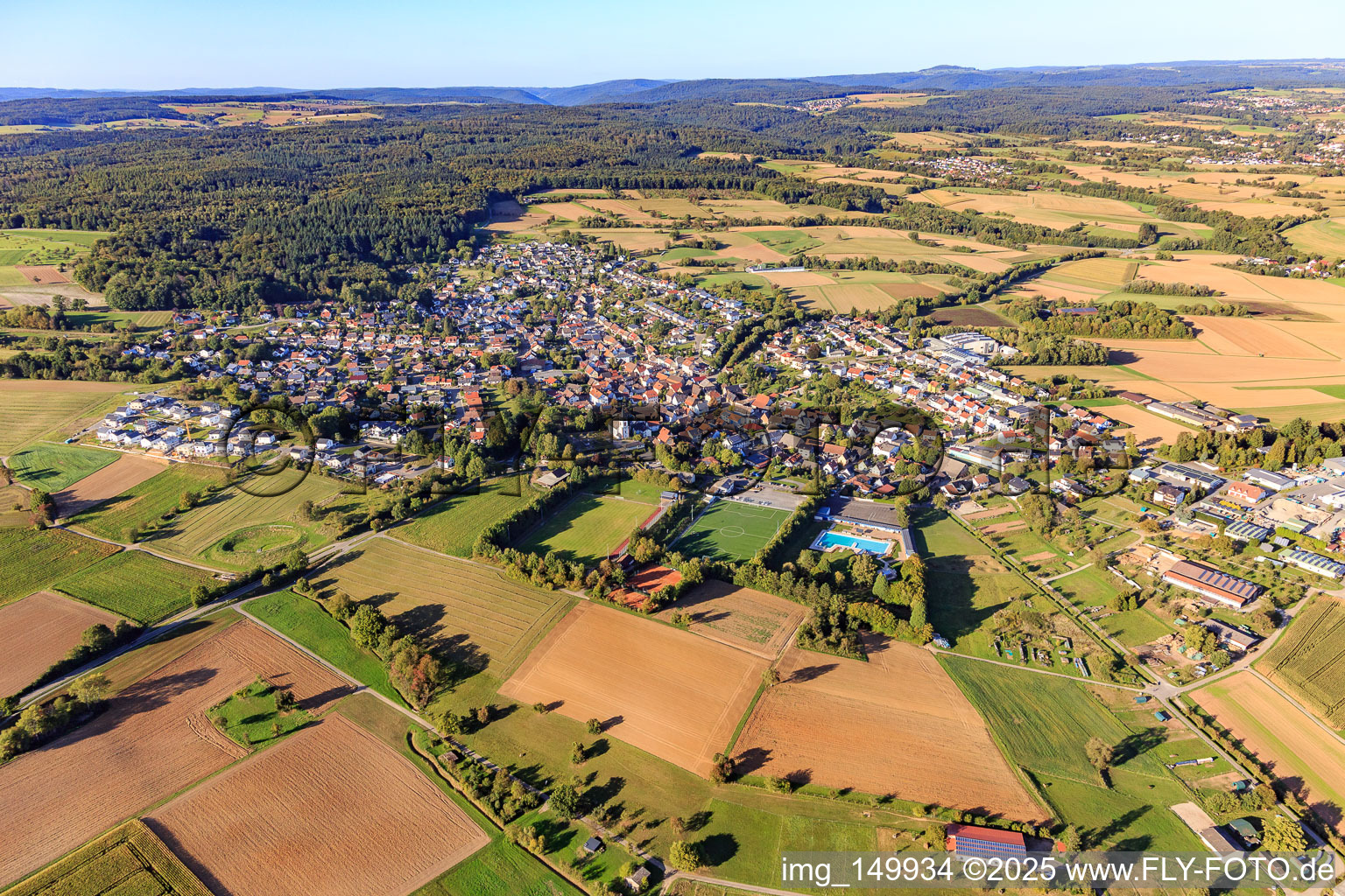 Ortsübersicht aus Süden mit Freizeitbad Reichartshausen im Bundesland Baden-Württemberg, Deutschland