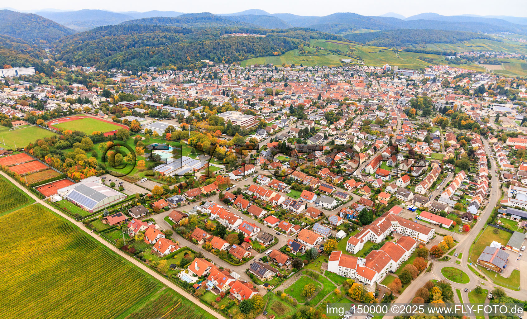 Bad Bergzabern aus Südosten im Bundesland Rheinland-Pfalz, Deutschland