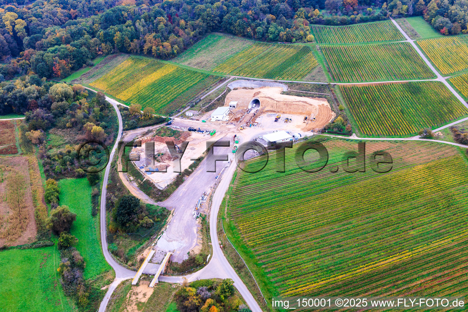 Luftbild von Baustelle des Tunnelportals Ost für den Astrid-Tunnel zur Unterquerung und Ortsumgehung von Bad Bergzabern zwischen B38 (Weinstraße) und B427 (Kurtalstraße) in Dörrenbach im Bundesland Rheinland-Pfalz, Deutschland