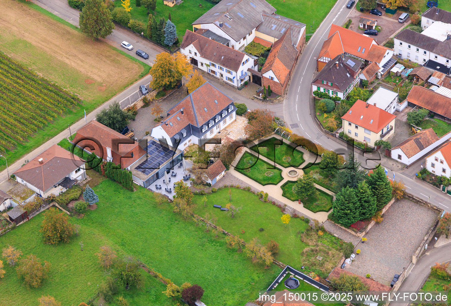 Schrägluftbild von Schlössl in Oberotterbach im Bundesland Rheinland-Pfalz, Deutschland