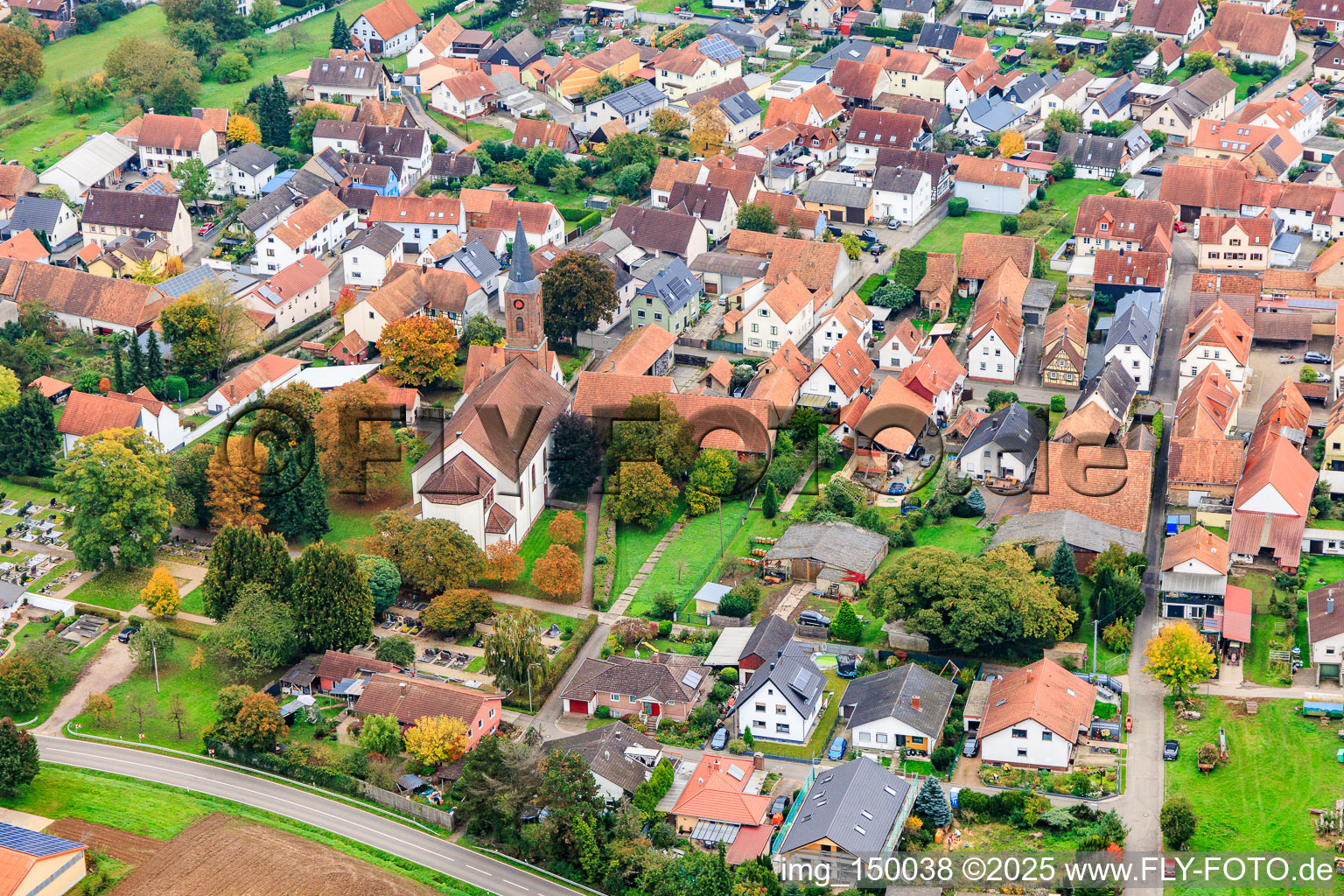 Schrägluftbild von Pfarrkirche St. Ulrich in Kapsweyer im Bundesland Rheinland-Pfalz, Deutschland