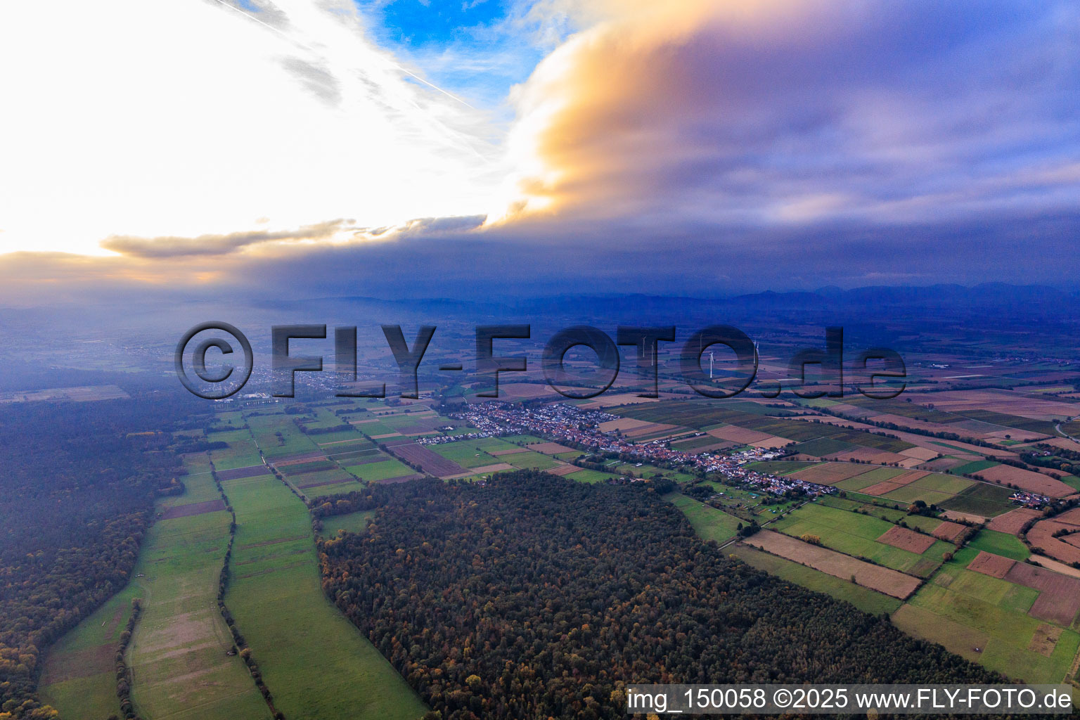 Luftbild von Wolken überm Viehstrich und Bienwald im Herbstabendlicht in Freckenfeld im Bundesland Rheinland-Pfalz, Deutschland