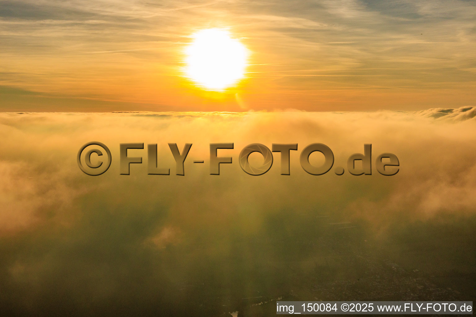 Sonnenuntergang über den Wolken in Steinfeld im Bundesland Rheinland-Pfalz, Deutschland
