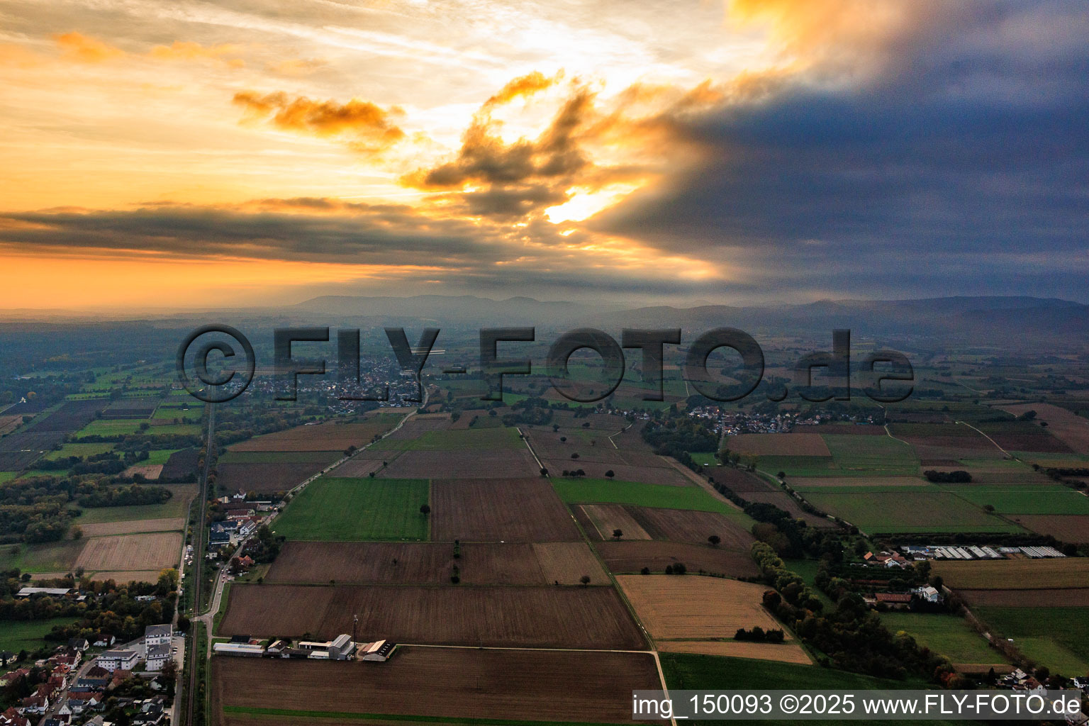 Sonnenuntergang über den Wolken von Osten am Abend in Steinfeld im Bundesland Rheinland-Pfalz, Deutschland
