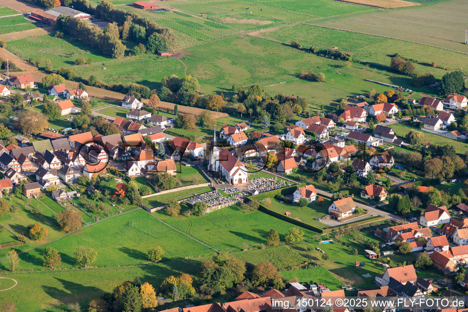 Kirche und Friedhof in Seebach im Bundesland Bas-Rhin, Frankreich