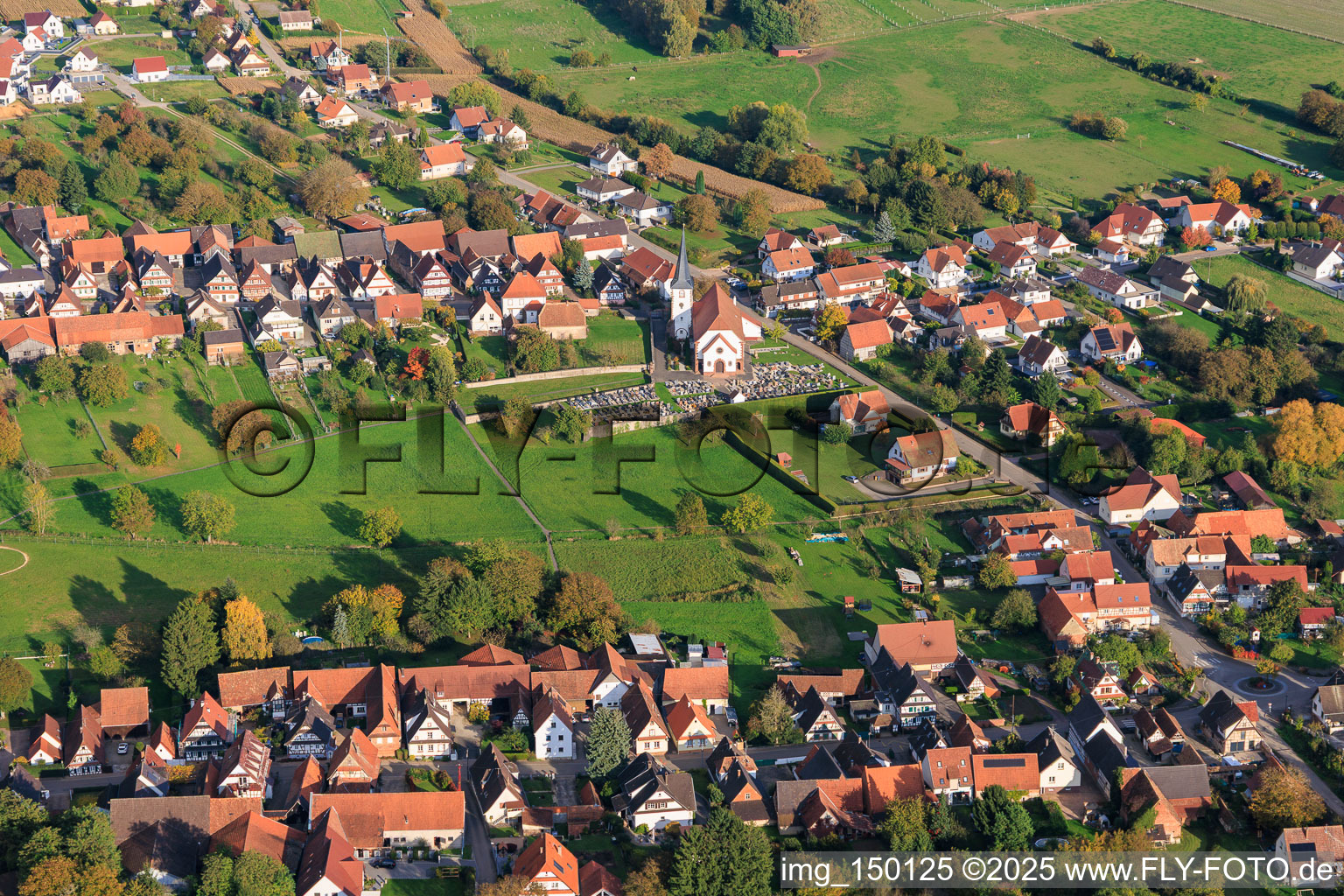 Luftbild von Kirche und Friedhof in Seebach im Bundesland Bas-Rhin, Frankreich