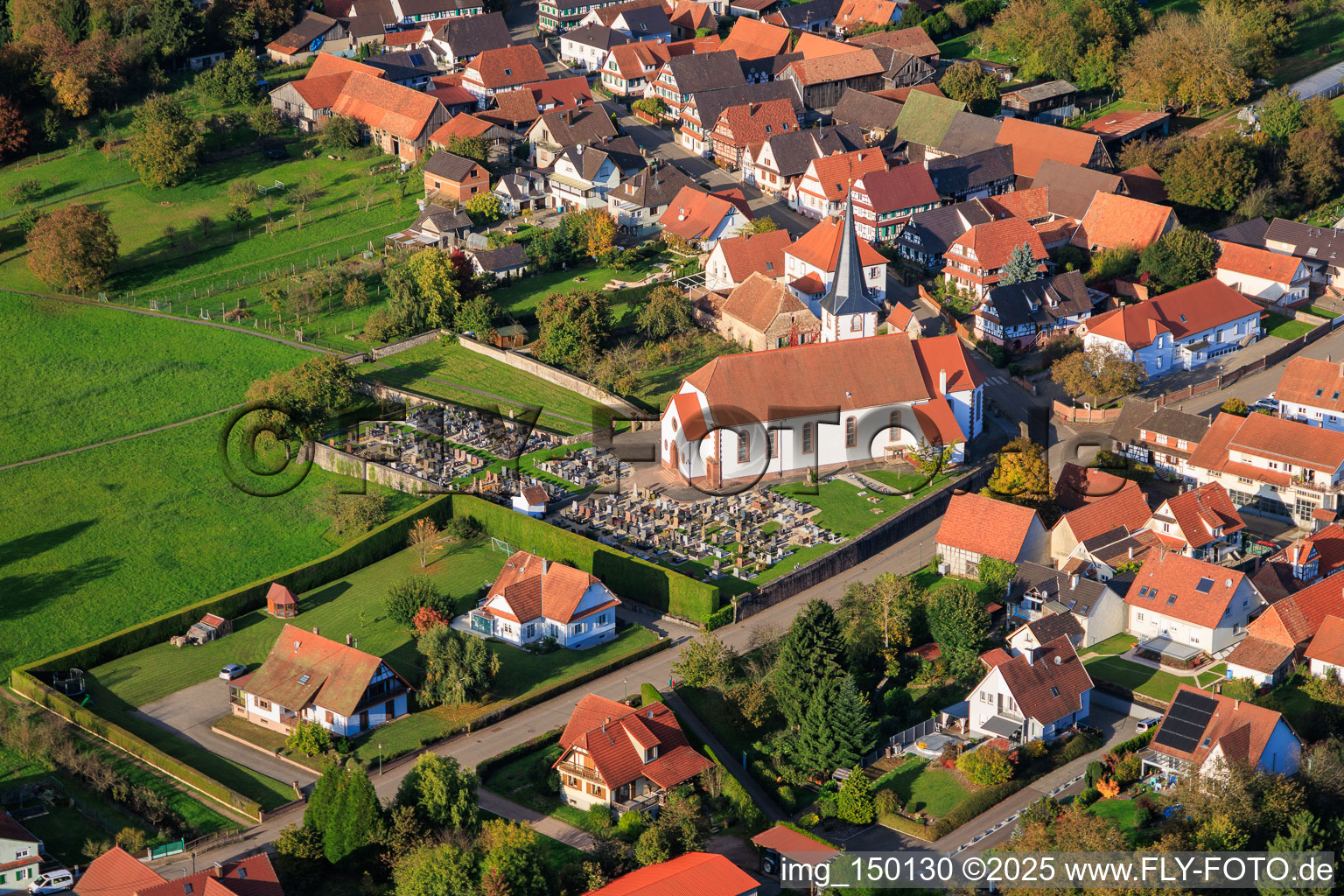 Luftaufnahme von Kirche und Friedhof in Seebach im Bundesland Bas-Rhin, Frankreich