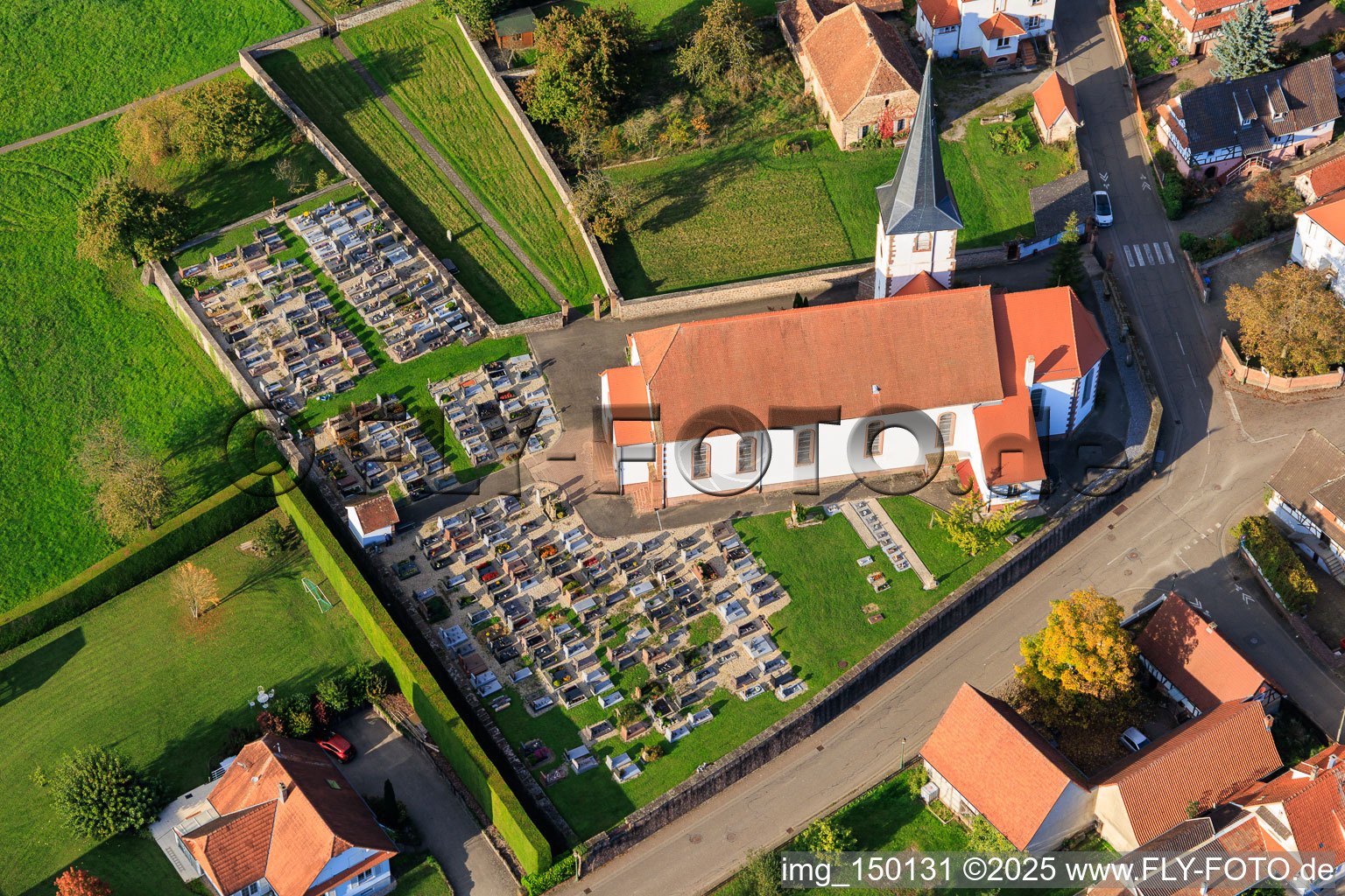 Schrägluftbild von Kirche und Friedhof in Seebach im Bundesland Bas-Rhin, Frankreich