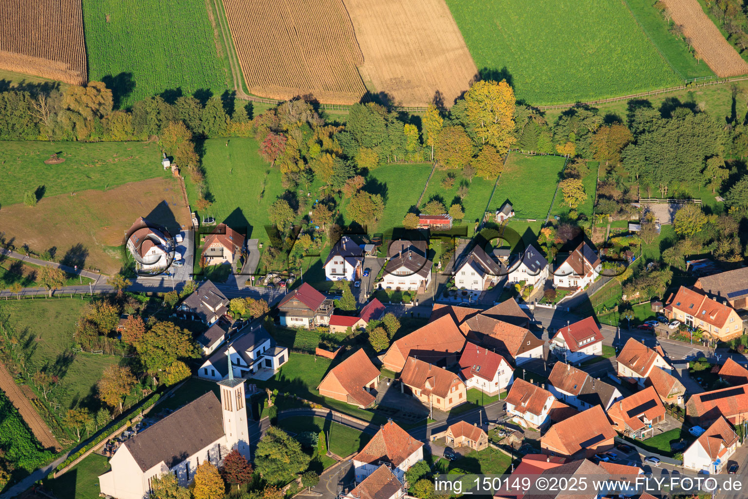 Kirche St. Georg und Rue de Wissembourg in Oberrœdern im Bundesland Bas-Rhin, Frankreich