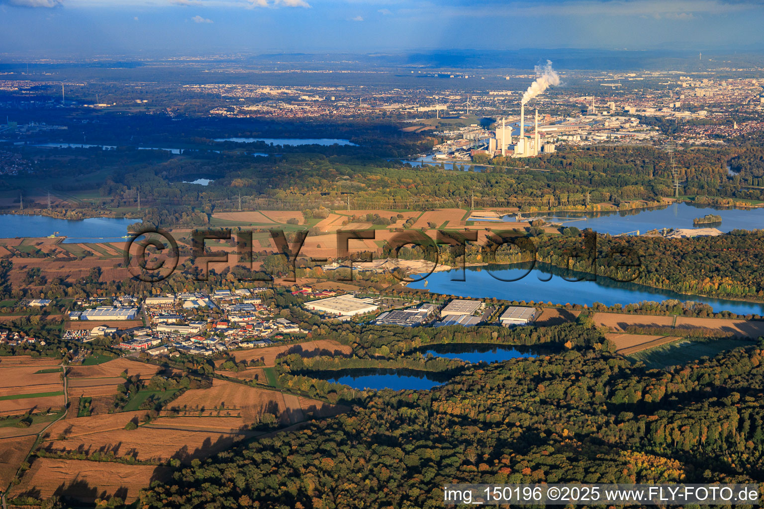 Industriegebiet an der Rheinstraße aus Westen in Hagenbach im Bundesland Rheinland-Pfalz, Deutschland