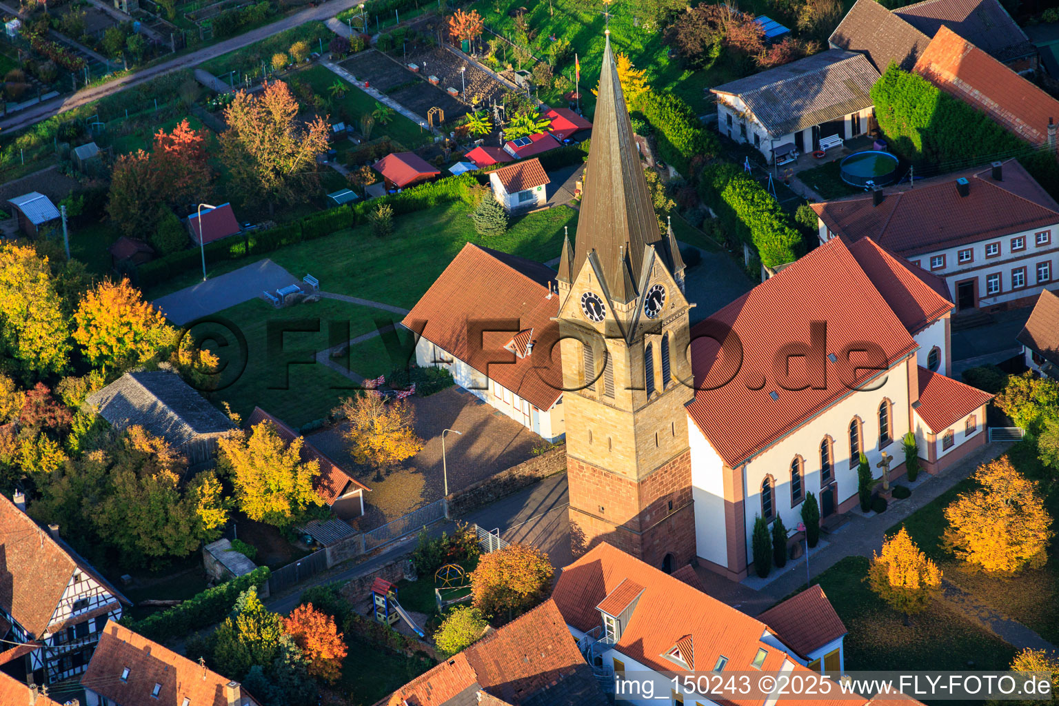 Luftaufnahme von Kirche St. Martin in Steinweiler im Bundesland Rheinland-Pfalz, Deutschland
