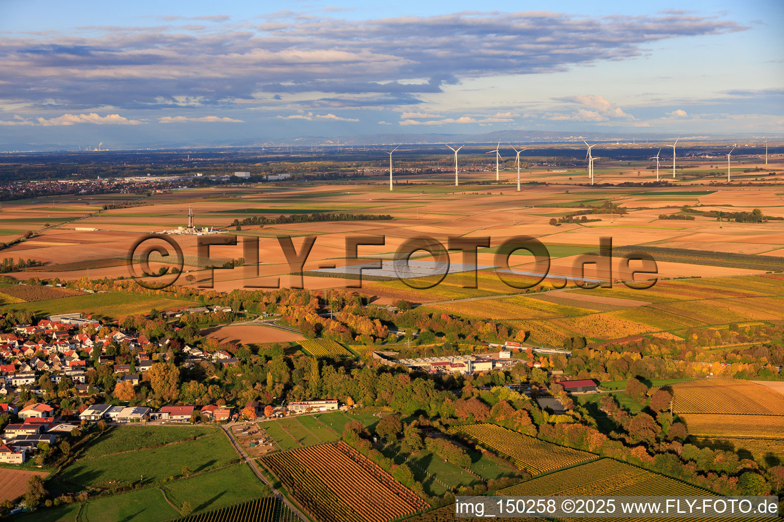 Geothermiekraftwerk Insheim zur Lithiumgewinnung durch die Vulcan Energy GmbH im Hintergrund Rig V20 der Vercana GmbH und der Windpark Offenbach im Bundesland Rheinland-Pfalz, Deutschland