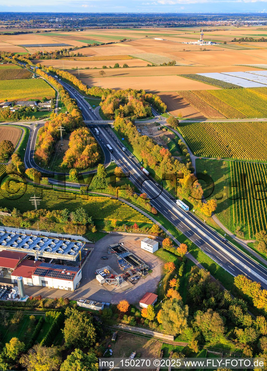 Geothermiekraftwerk Insheim zur Lithiumgewinnung durch die Vulcan Energy GmbH im Hintergrund Rig V20 der Vercana GmbH im Bundesland Rheinland-Pfalz, Deutschland